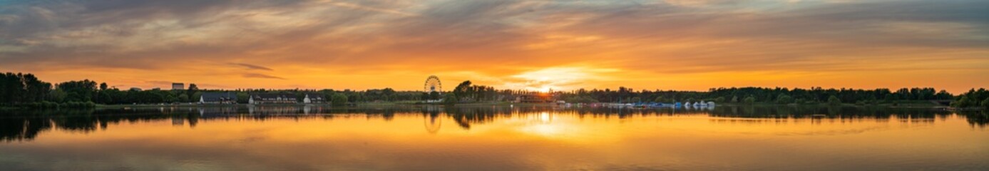 Obraz premium Willen Lake south bay sunset panorama in Milton Keynes. England