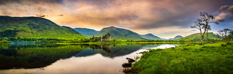 Obraz premium The ruins of Kilchurn castle at sunset on Loch Awe, the longest fresh water loch in Scotland