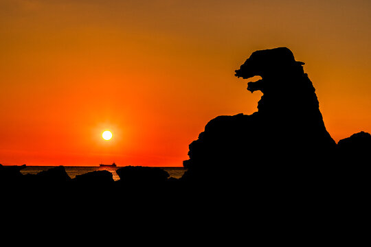 夕日に輝く、秋田県男鹿半島のゴジラ岩