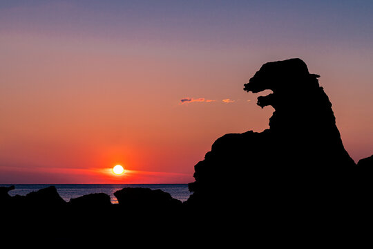 夕日に輝く、秋田県男鹿半島のゴジラ岩