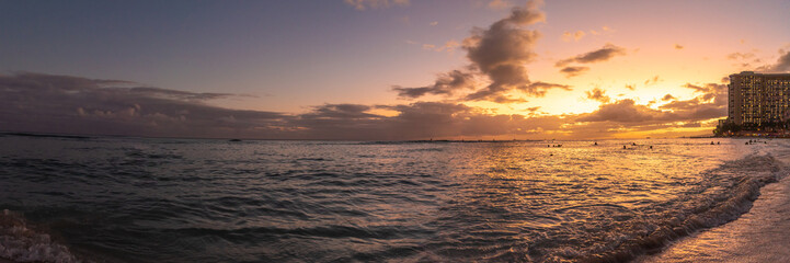 Obraz premium Panoramic landscape of Waikiki Beach at sunset on Oahu, Honolulu, Hawaii.