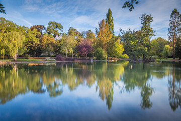 Fototapeta na wymiar Reflection Lake in Stadtpark, Vienna, at peaceful sunrise, Austria
