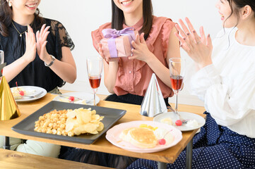 女子の誕生日イメージ　おめでとう