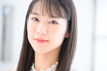 Naklejka premium 若い女性の正面