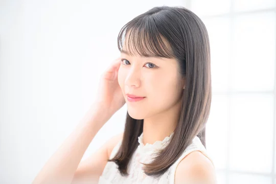 髪の毛を気にする女性 Stock 写真 | Adobe Stock