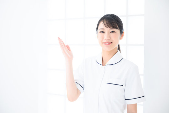 美容系ナースや看護師のイメージに使いやすいアジア人女性のポートレート　左にコピースペース