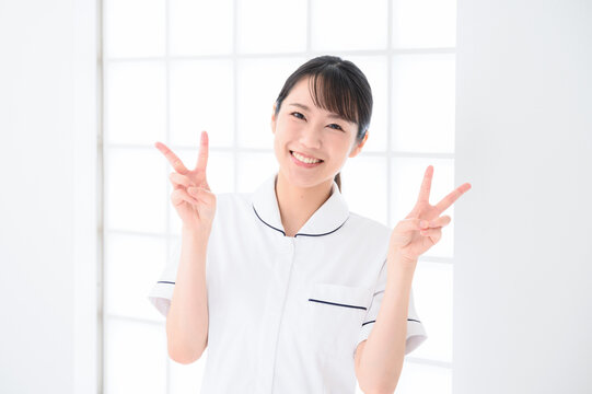 美容系ナースや看護師のイメージに使いやすいアジア人女性のポートレート　コピースペース　白