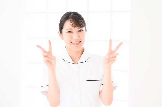 美容系ナースや看護師のイメージに使いやすいアジア人女性のポートレート　コピースペース　白