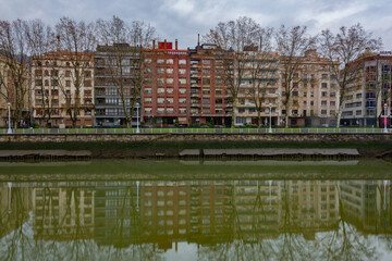 Fototapeta na wymiar houses on the river