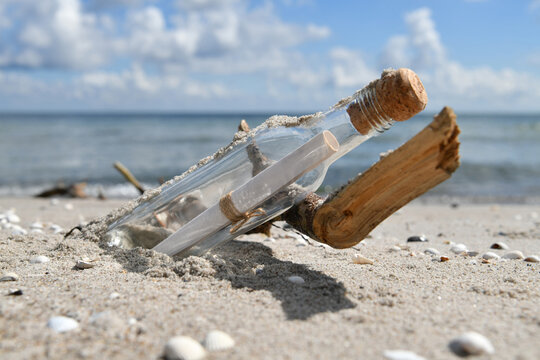 Flaschenpost an der Ostseeküste