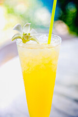 パッションフルーツのトロピカルジュースとデンファーレの花