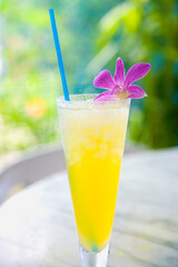 パッションフルーツのトロピカルジュースとデンファーレの花