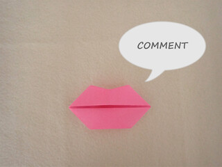 ピンクの唇にcommentコメントの単語、レビューのイメージ