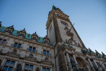 Fototapeta na wymiar The impressive town hall of Hamburg