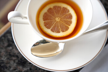 スライスレモンを浮かべた温かい紅茶 - obrazy, fototapety, plakaty