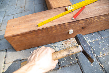 Holzstopfen in ein vorgebohrtes Loch einschlagen