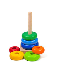 Ring-Stapelturm isoliert vor wei&szlig;em Hintergrund