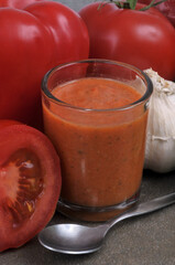  Verrine de gaspacho maison avec ses ingrédients en gros plan