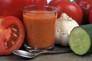  Verrine de gaspacho maison avec ses ingrédients en gros plan