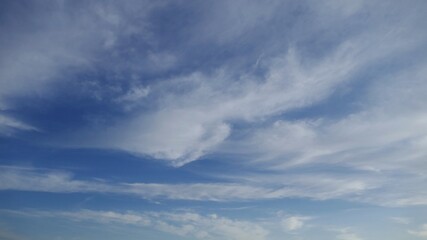 早朝の港に浮かぶ白い雲たち