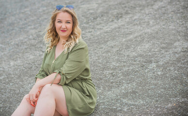 Obraz premium Nice plus size model at city street, European woman in casual dress, big size fashion 