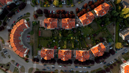 domy osiedle widok na dachy z góry z drona