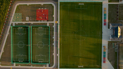 Boiska do piłki nożnej z drona z góry - obrazy, fototapety, plakaty