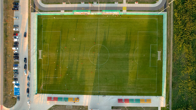 Boisko do piłki nożnej z drona z g&oacute;ry