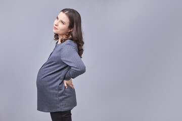 A pregnant young woman experiences abdominal and back pain.