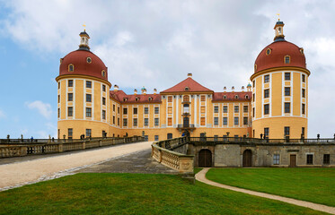 Obraz premium Park view on Moritzburg hunting castle, Germany
