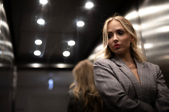 Frau in Business Lifestyle Anzug in Rosa Pink mit Sonnenbrille in Berlin