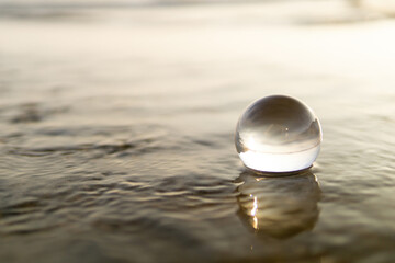 砂浜とガラス玉