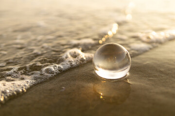 砂浜とガラス玉