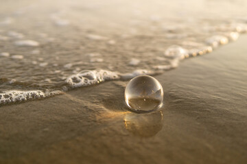 砂浜とガラス玉