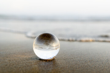 砂浜とガラス玉