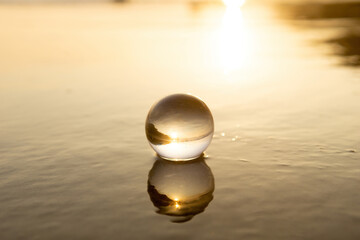 砂浜とガラス玉