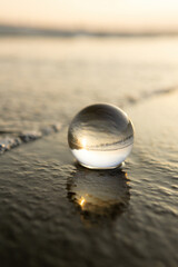 砂浜とガラス玉