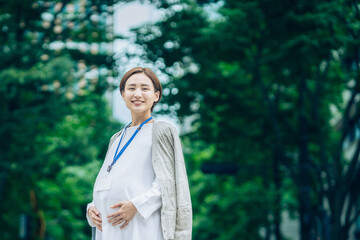 妊娠中のビジネスウーマン