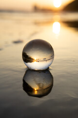 砂浜とガラス玉