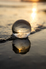砂浜とガラス玉