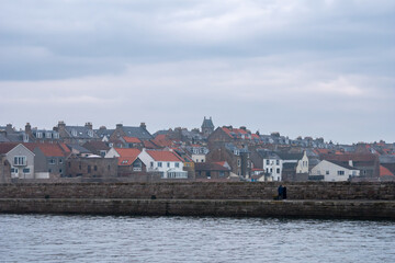 Obraz premium Cityscape of Anstruther coastal fishing town in Scotland on a cloudy day