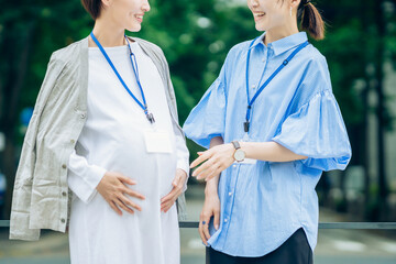 妊娠中の女性と話すビジネスウーマン
