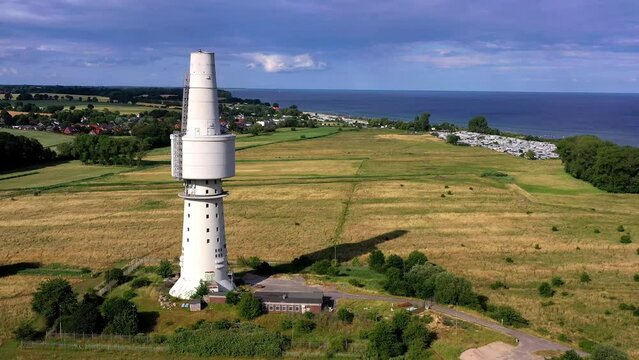 Flug &uuml;ber den Horchturm, alter Funkturm, Blick auf die Ostseek&uuml;ste mit Campingplatz bei Rettin, L&uuml;becker Bucht, Neustadt in Holstein, Schleswig-Holstein, Deutschland