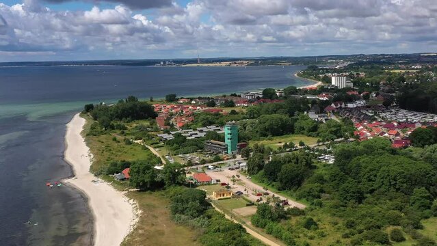 Flug &uuml;ber Sandstrand an der Ostseek&uuml;ste, Hotel, Turm, Seebr&uuml;cke, Strandk&ouml;rbe, Segelboote, Motorboote, Campingplatz, Pelzerhaken, L&uuml;becker Bucht, Neustadt in Holstein, Schleswig-Holstein, Deutschland