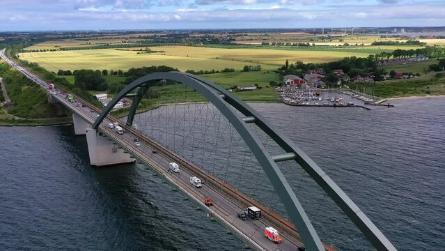 Flug &uuml;ber die Fehmarnsund Br&uuml;cke mit flie&szlig;ender Verkehr, LKW, PKW, Bahn, Meerenge bei Insel Fehmarn, Weiter Blick &uuml;ber die Insel, Ostsee, Schleswig-Holstein, Deutschland