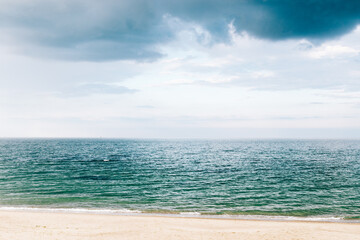 Obraz premium View of the beach and calm sea