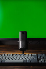 Mikrofon vor Greenscreen Monitor - Podcast / Aufnahme