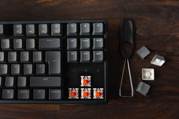 Mechanische Tastatur auf Holzschreibtisch