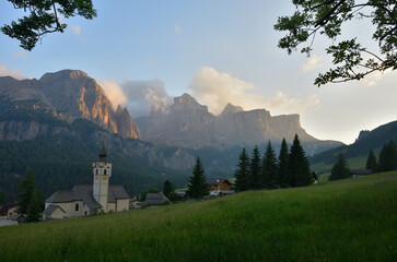 Ein Panorama, über die Sella in den Südtiorler Dolomiten, die im Abendrot erleuchten und im...