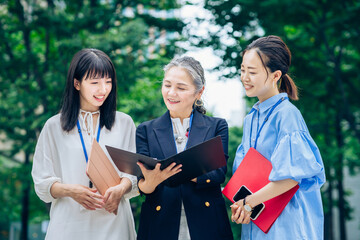 大学生・新入社員・若手の女性と社会人の先輩